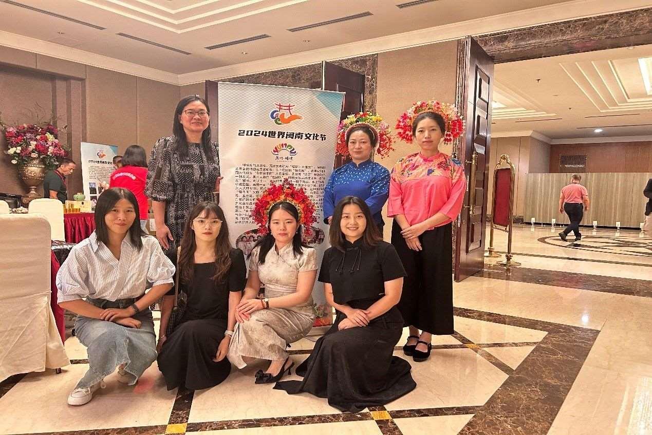 阿拉扎大學(xué)孔子學(xué)院老師和簪花圍傳承人合影。阿拉扎大學(xué)孔子學(xué)院供圖