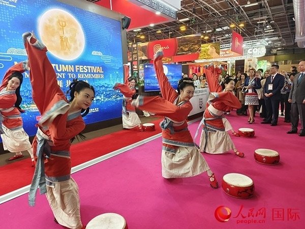 “你好！中國(guó)”展臺(tái)開(kāi)幕式上的中國(guó)傳統(tǒng)舞蹈表演。人民網(wǎng)記者 尚凱元攝