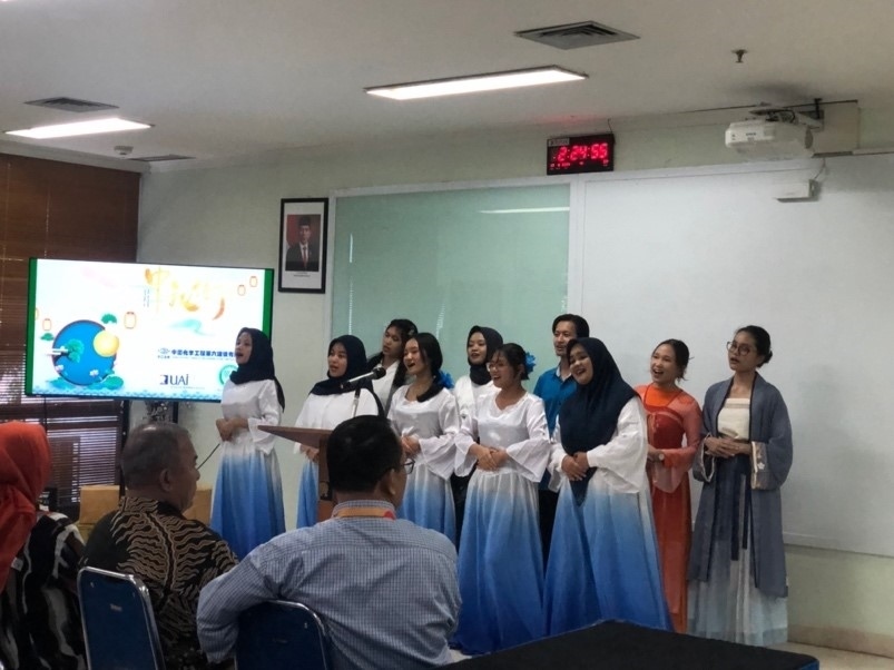 阿拉扎大學(xué)中文系學(xué)生演唱中文歌曲?；顒?dòng)主辦方供圖