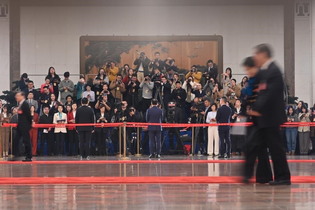 2024年3月10日，全國政協(xié)十四屆二次會議第三場“委員通道”集體采訪活動在北京人民大會堂舉行。新華社記者 宋為偉 攝