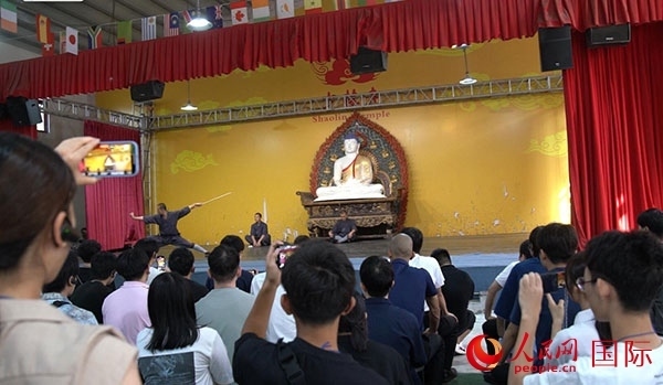 日本少林寺拳法青年代表團(tuán)觀(guān)看少林拳表演。人民網(wǎng)記者 張麗婭攝