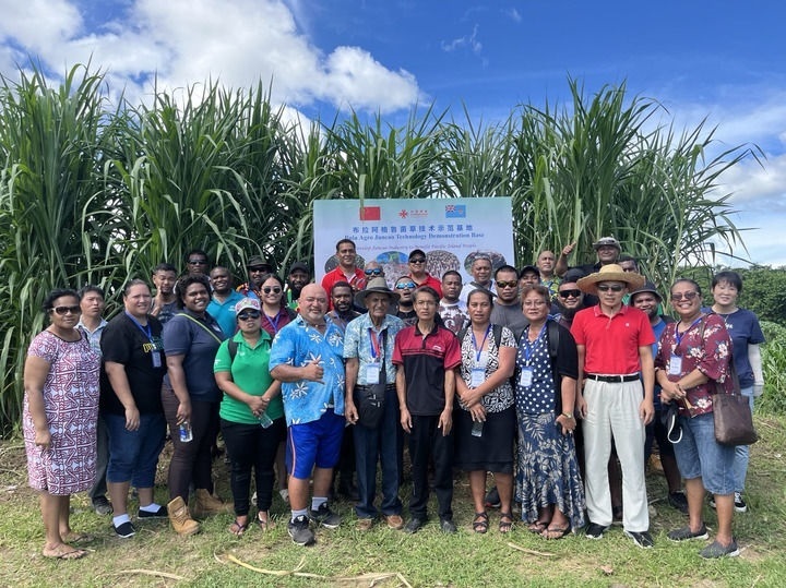 2024年2月28日，來自巴布亞新幾內(nèi)亞、湯加、庫克群島、薩摩亞、瑙魯?shù)葒业摹疤窖髰u國菌草技術(shù)培訓(xùn)班”學(xué)員在斐濟(jì)布拉阿格魯菌草技術(shù)示范基地合影。新華社發(fā)（中國援斐濟(jì)菌草技術(shù)示范中心供圖）