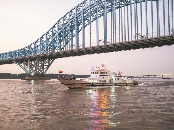 8月12日，長江航運公安局南京分局組織民警輔警駕乘警用巡邏船在轄區(qū)水域開展巡邏檢查。江寧攝