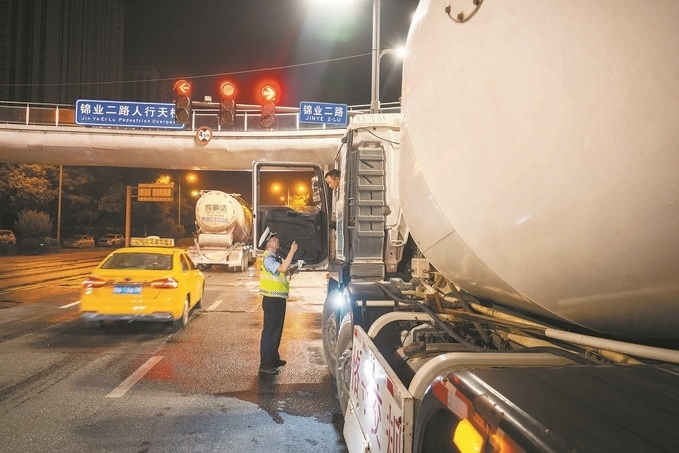 7月25日，陜西省西安市公安局交警支隊開展全市中重型貨車及面包車違法異地互查整治行動。孫崇明攝