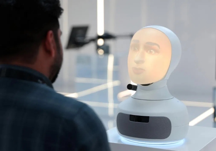 2024年9月12日，在沙特阿拉伯首都利雅得舉行的第三屆全球人工智能峰會上，一名參會者與“對話機器人”交流。新華社記者 王東震 攝