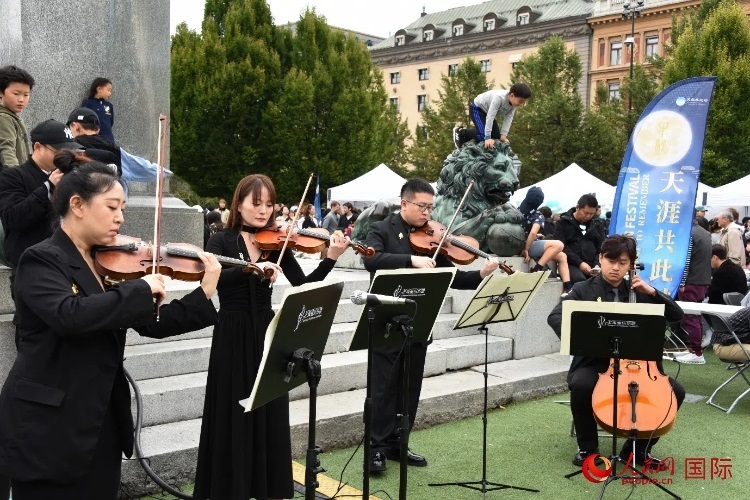 上海愛樂樂團“快閃”活動一瞥。人民網(wǎng)記者 殷淼攝