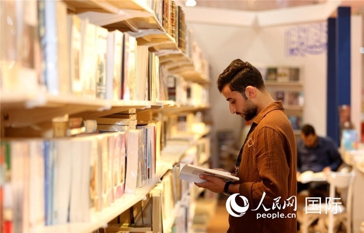 一位民眾在讀書。人民網(wǎng)中東中心分社奧馬爾·哈利勒攝