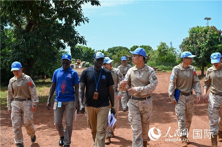 圖2 檢查組實(shí)地查驗(yàn)。孫千攝