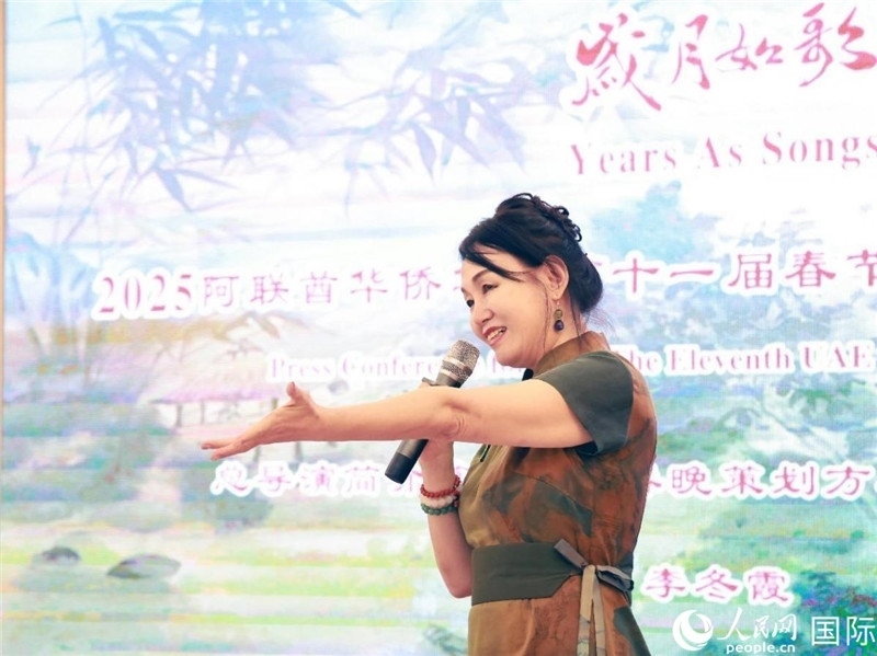 第十一屆阿聯(lián)酋華僑華人春晚組委會總策劃兼總導(dǎo)演李冬霞介紹晚會籌備情況。人民網(wǎng)記者 管克江攝