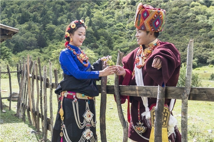 康定情歌（木格措）風(fēng)景區(qū)中的一對年輕人。林革文攝