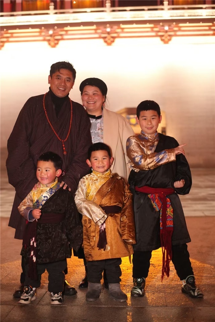 康定的節(jié)日氛圍多元和諧。圖為2024年元宵夜，洛讓銀登一家五口在旅行中拍攝的合影。資料圖片