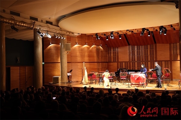 中國(guó)歌劇舞劇院的音樂家表演京劇曲牌《夜深沉》。人民網(wǎng)記者 禹麗敏攝