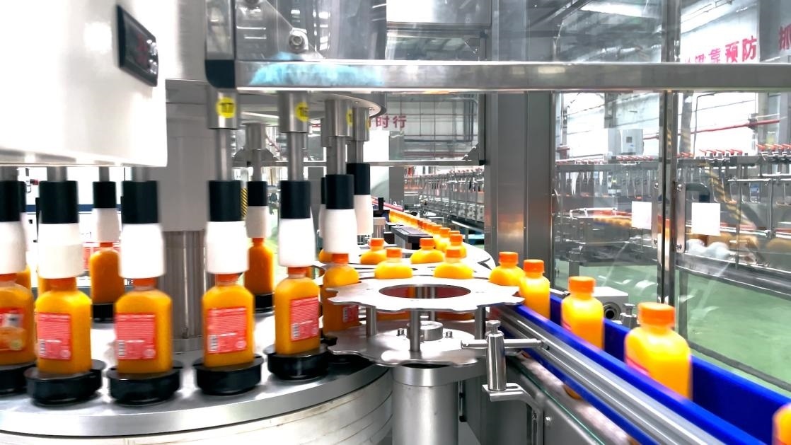 一輕食品（丹江口）產(chǎn)業(yè)園內(nèi)的桔汁飲料生產(chǎn)線。 受訪者供圖