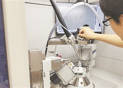 科研人員使用X射線衍射儀研究σ鍵。圖片來(lái)源：日本北海道大學(xué)