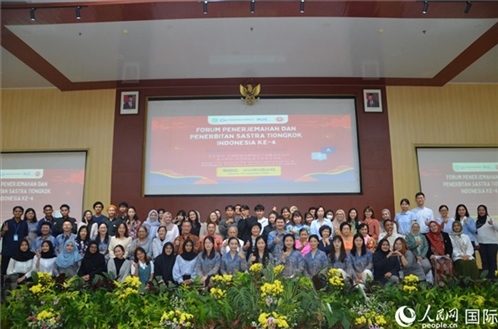 與會(huì)嘉賓與阿拉扎大學(xué)師生合影。人民網(wǎng)記者 李培松攝