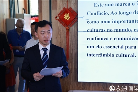 中國(guó)駐里約總領(lǐng)館副總領(lǐng)事王海濤在活動(dòng)現(xiàn)場(chǎng)致辭。人民網(wǎng)記者 陳海琪攝