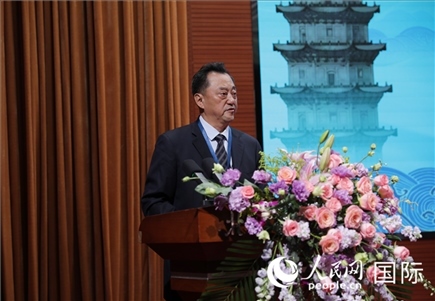 北京語言大學黨委書記倪海東在“走進中華文明——海絲印記 世遺泉州”主題人文交流活動中致辭。人民網(wǎng) 王婧攝
