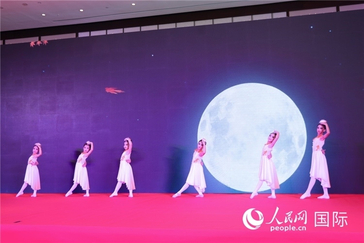 中國青少年歌舞表演。人民網(wǎng)記者任皓宇攝