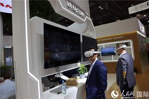 外國觀眾在通過VR參觀中國風(fēng)電企業(yè)智慧工廠。人民網(wǎng)記者 劉仲華攝