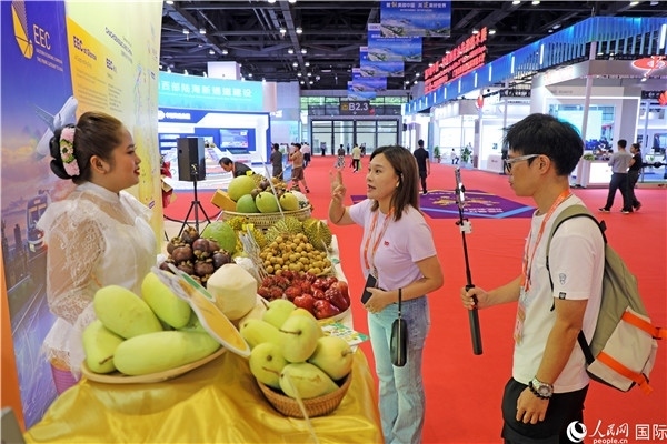 在東博會(huì)泰國展區(qū)，參觀者在向泰方工作人員了解泰國水果情況。人民網(wǎng)記者趙益普攝
