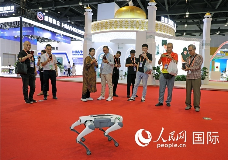 東博會上，觀眾正在參觀一只機器狗。綠色能源、新能源汽車、綠色農(nóng)產(chǎn)品等成為本屆東博會觀眾關(guān)注的焦點。人民網(wǎng)記者 趙益普攝