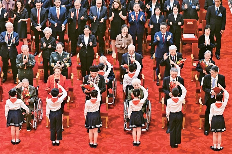 2024年9月29日，中華人民共和國國家勛章和國家榮譽(yù)稱號頒授儀式在北京人民大會堂隆重舉行。圖為少先隊員向國家勛章和國家榮譽(yù)稱號獲得者敬禮致意。 新華社記者 岳月偉/攝