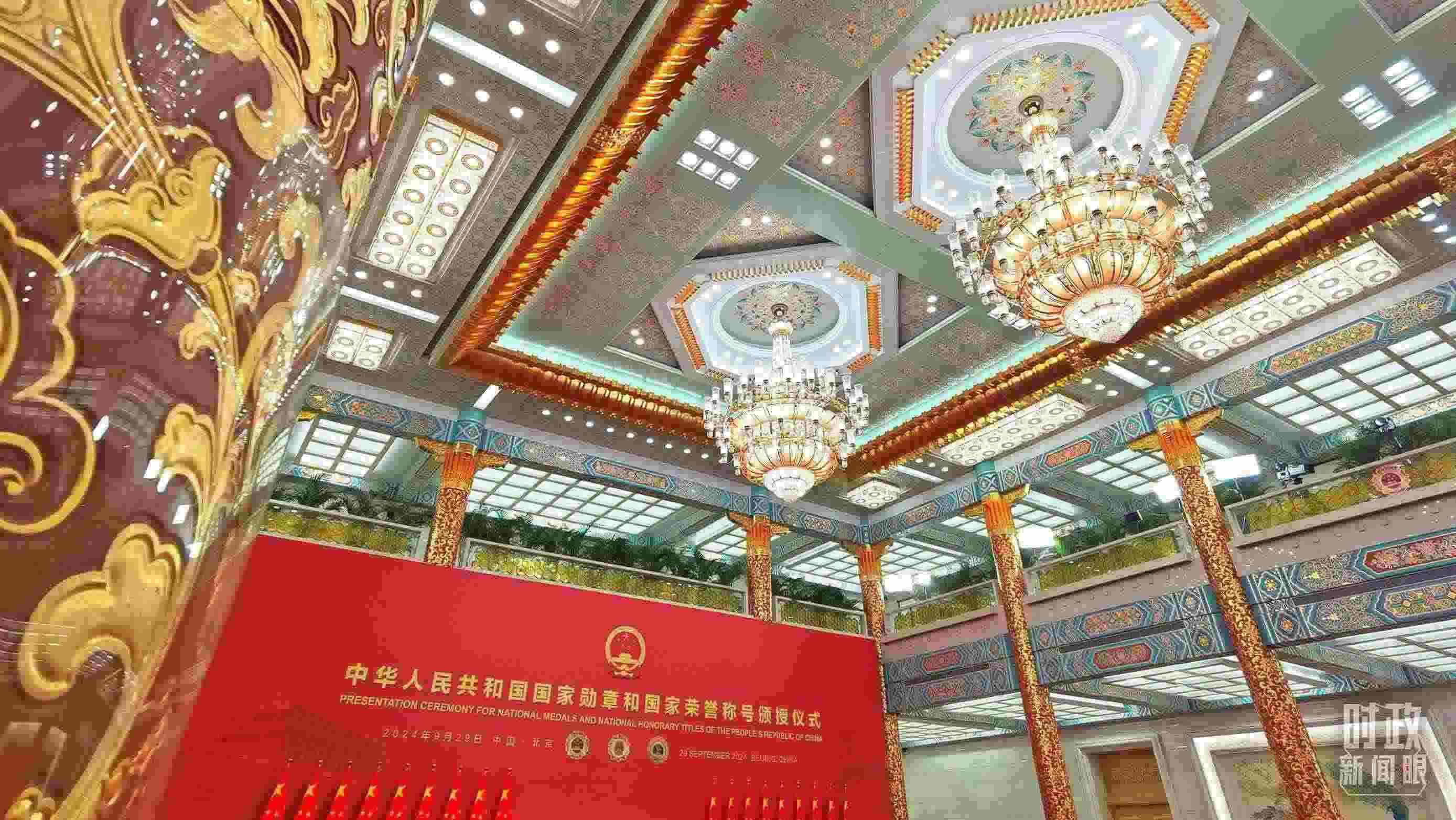 人民大會(huì)堂金色大廳燈光璀璨。（總臺(tái)央視記者郭鴻拍攝）