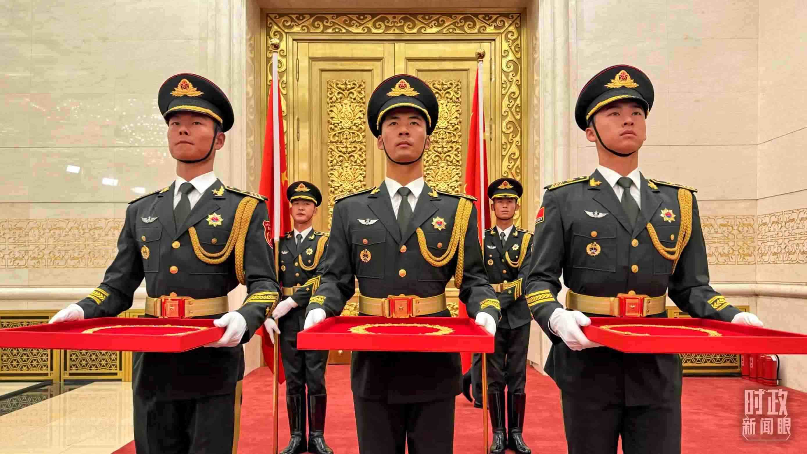 禮兵手捧共和國勛章、友誼勛章和國家榮譽(yù)稱號(hào)獎(jiǎng)?wù)?。（總臺(tái)央視記者李增仁拍攝）