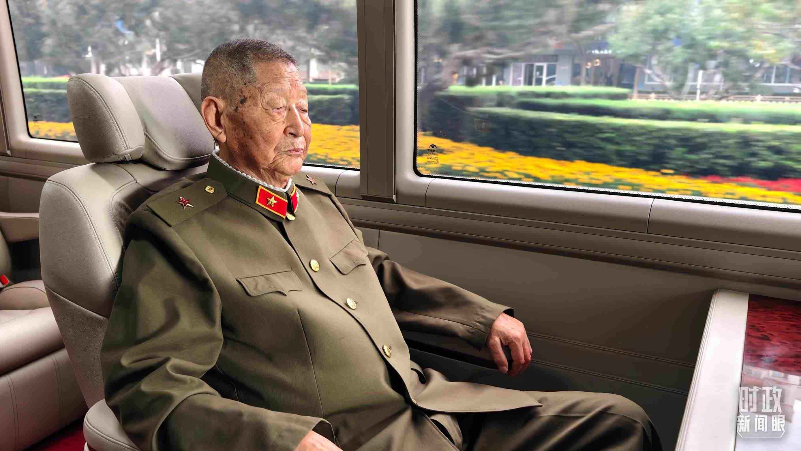 “共和國勛章”獲得者黃宗德乘坐禮賓車前往人民大會(huì)堂。（總臺(tái)央視記者胡瑋拍攝）