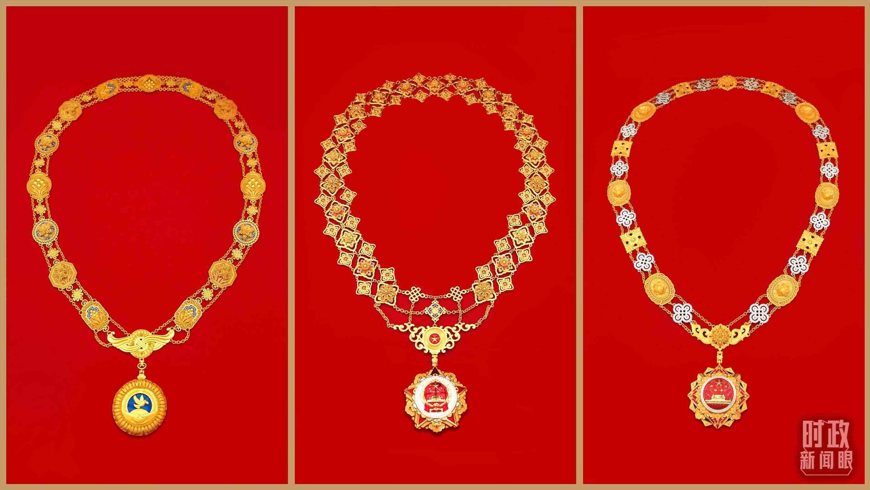 “共和國勛章”（中）、“友誼勛章”（左）和國家榮譽(yù)稱號(hào)獎(jiǎng)?wù)拢ㄓ遥?。（總臺(tái)央視記者郭鴻、鄂介甫拍攝）