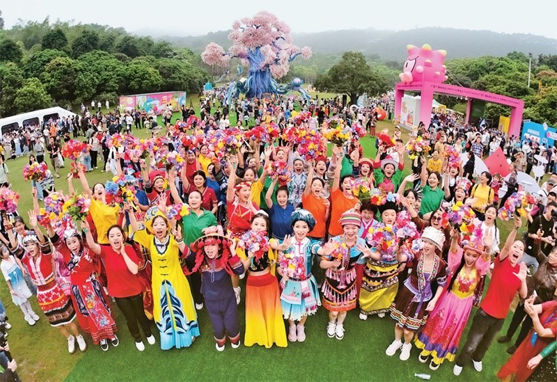 自2014年起，廣西持續(xù)舉辦“廣西三月三·八桂嘉年華”活動，各地民族民俗活動次第登臺，精彩紛呈，這個傳統(tǒng)民族節(jié)慶已演變?yōu)楦髯迦嗣窆蚕砉矘返墓?jié)日盛會和知名文化旅游品牌。圖為2024年4月11日在南寧市拍攝的活動主會場。 新華社記者 周華/攝