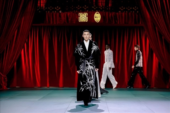 9月28日，模特在法國巴黎舉行的“2024巴黎·恭王府服飾秀”上展示服裝（主辦方供圖）