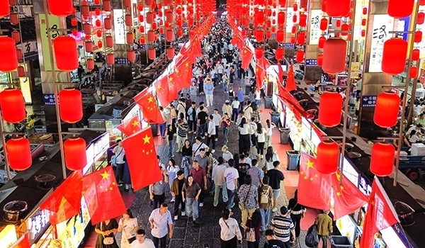 國慶臨近，河南省洛陽市老城歷史文化街區(qū)裝扮一新，國旗招展，處處洋溢著濃厚的國慶節(jié)日氛圍。來源：人民圖片網(wǎng)