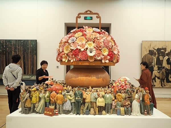 2024年9月28日，觀眾在中國美術館參觀“慶祝中華人民共和國成立75周年——第十四屆全國美術作品展覽進京作品展”。杜建坡攝。來源：人民圖片網(wǎng)