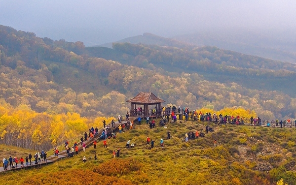 2024年9月27日，內(nèi)蒙古自治區(qū)赤峰市克什克騰旗烏蘭布統(tǒng)景區(qū)層林盡染，游人如織，風光如畫。來源：人民圖片網(wǎng)
