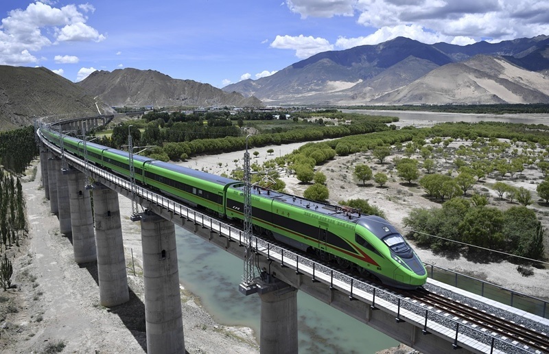 2022年6月22日，復(fù)興號列車行駛在西藏山南境內(nèi)。