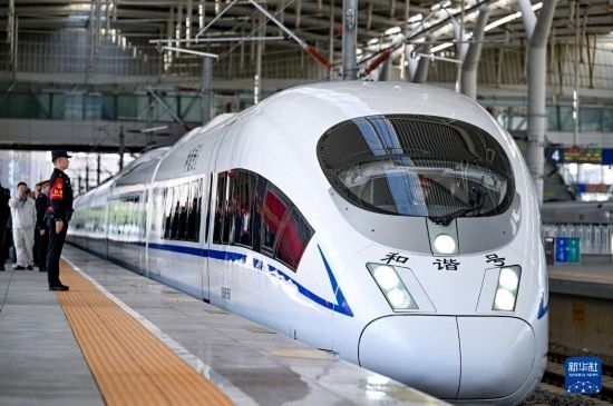 10月1日，由銀川開往惠農(nóng)的C8218次列車從銀川站駛出。