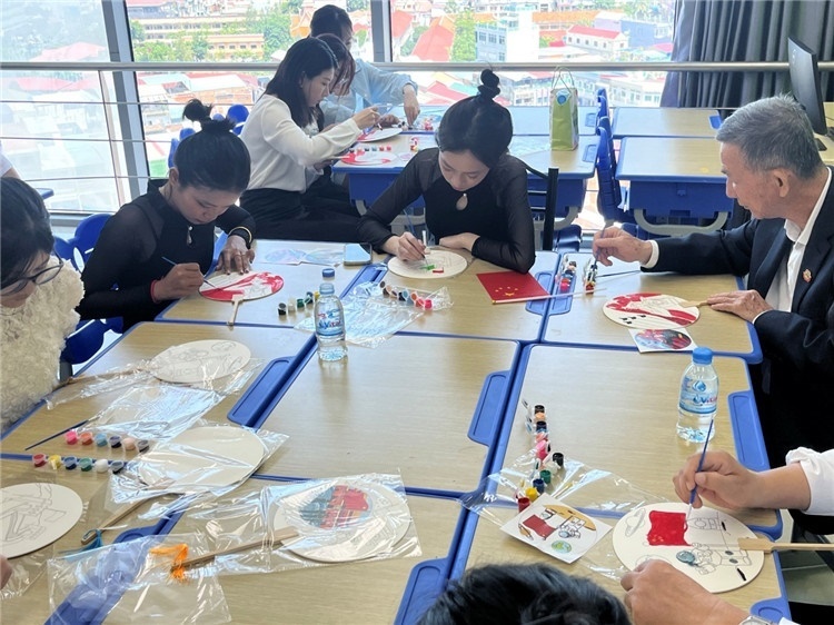 觀眾們在體驗(yàn)畫扇。Sem Sophea攝