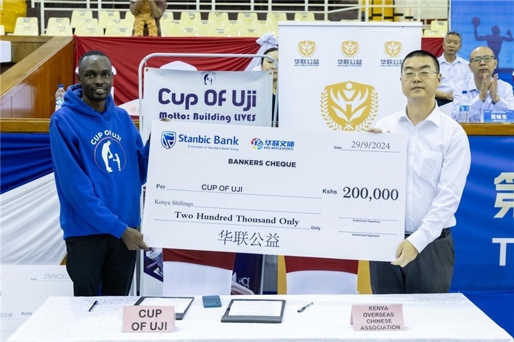 “華聯(lián)公益”與當(dāng)?shù)貙W(xué)校供餐公益組織簽訂長期愛心捐助備忘錄。主辦方供圖