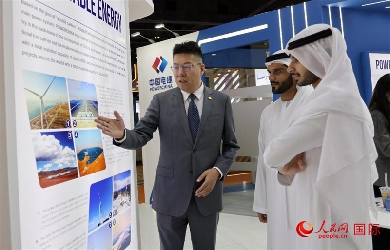 中國(guó)電建中東北非區(qū)域總部負(fù)責(zé)人向觀眾介紹公司承建的可再生能源項(xiàng)目。人民網(wǎng)記者 管克江攝