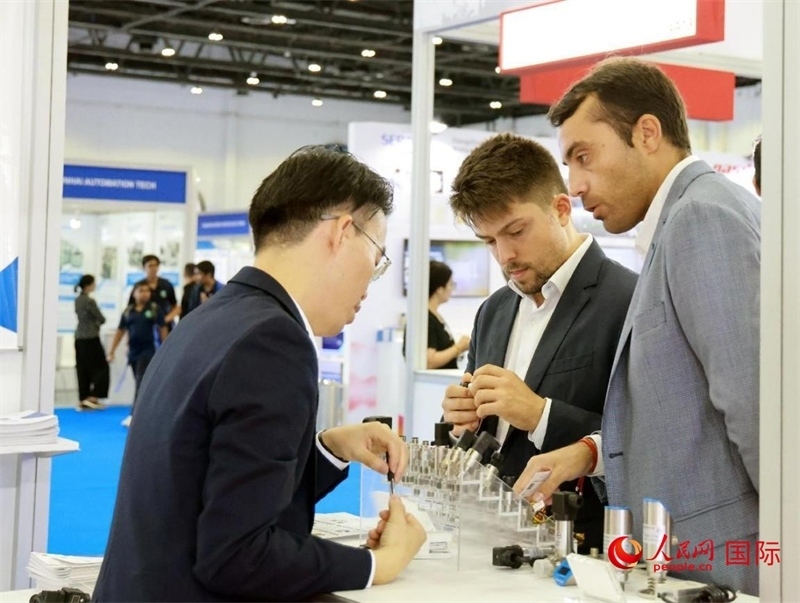 中外展商交流。人民網(wǎng)記者管克江攝