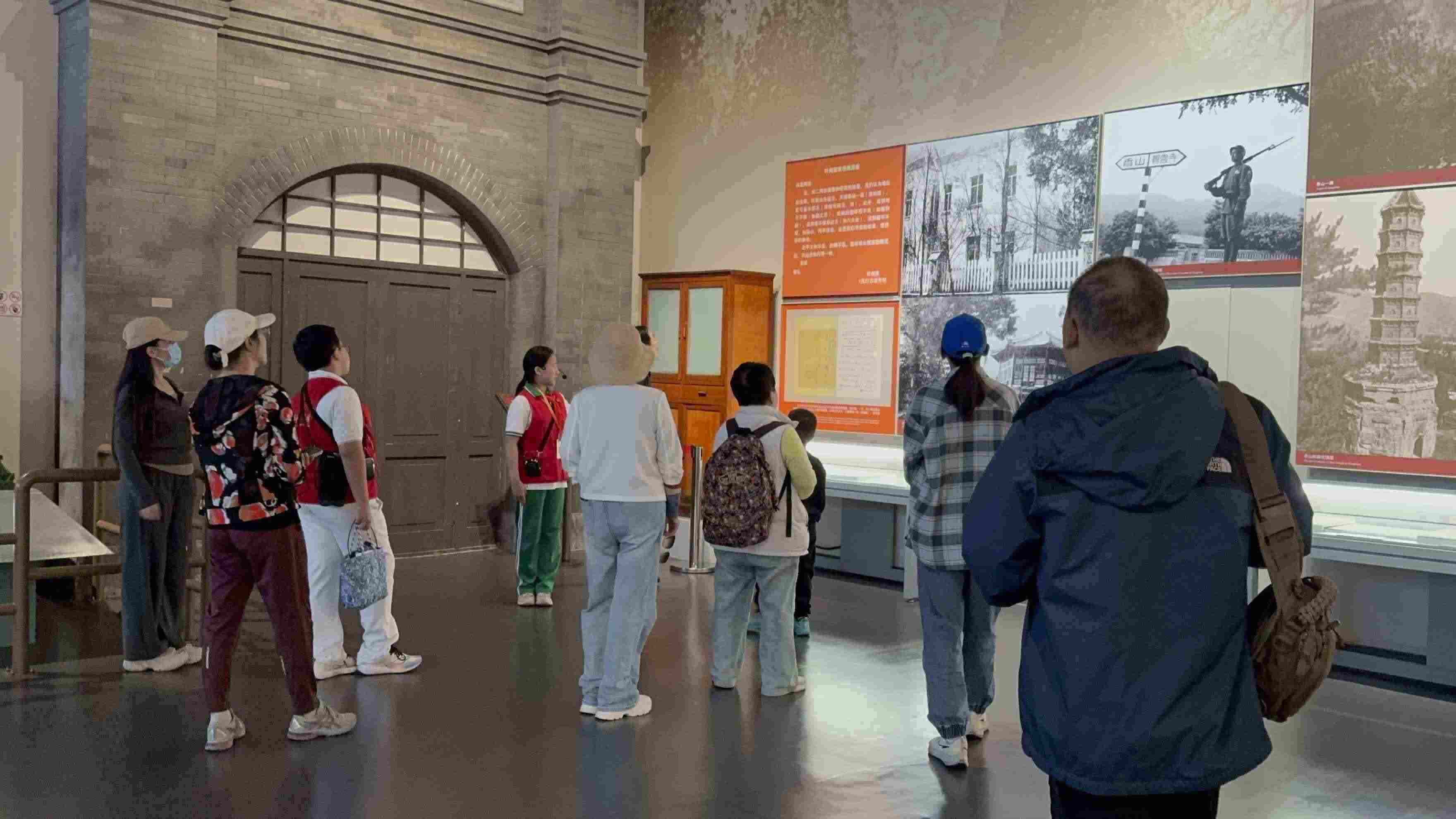 10月4日，北京香山革命紀念館內(nèi)，一名“紅領(lǐng)巾志愿者”正在為參觀者講解。人民網(wǎng)記者 劉微攝