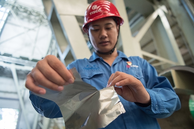 2018年8月8日，山西省太原市，太鋼不銹鋼精密帶鋼有限公司工作人員用手撕開不銹鋼。