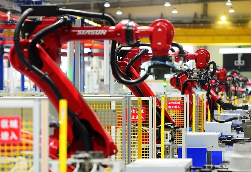 2019年11月22日，沈陽，一家數(shù)字化智能工廠內(nèi)，名為SR210的機(jī)器人正在自主地抓取各種零部件，快速組裝稍小的工業(yè)機(jī)器人。