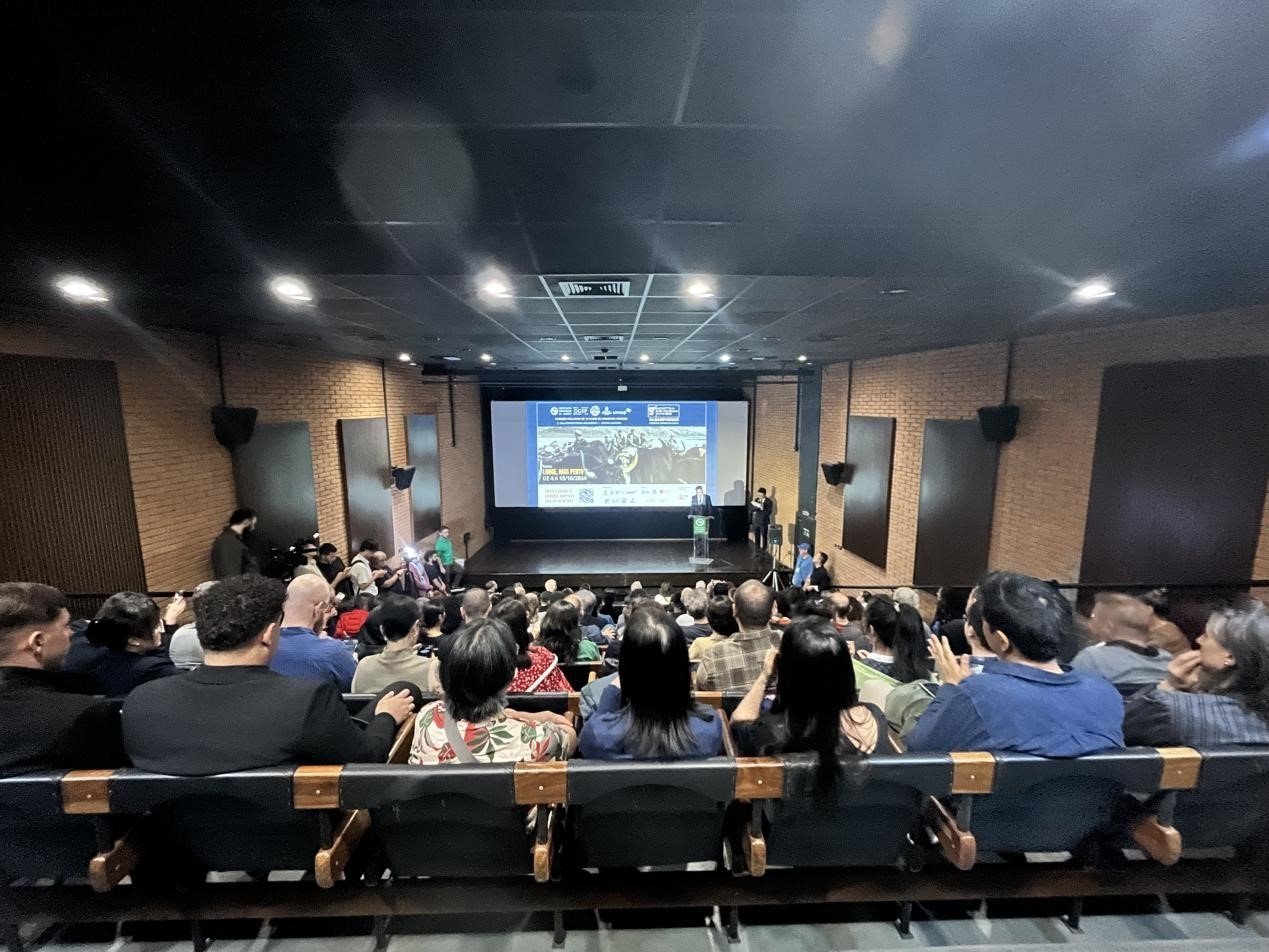 當(dāng)?shù)貢r間10月3日晚，由巴西圣保羅州立大學(xué)孔子學(xué)院舉辦的第九屆圣保羅中國電影展在圣保羅文化中心拉開帷幕。巴西圣保羅州立大學(xué)孔子學(xué)院供圖