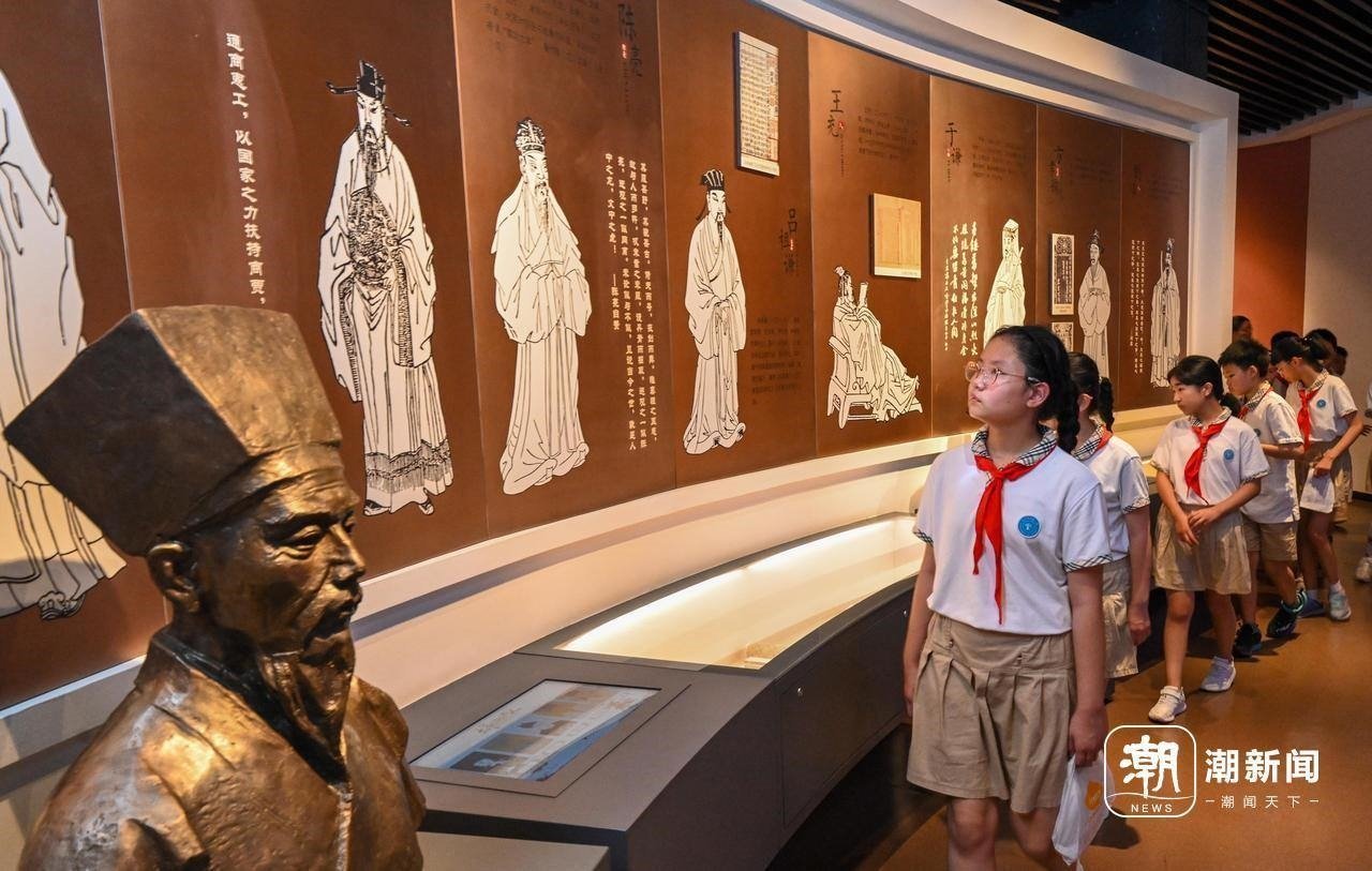 來自杭州市政苑小學(xué)的學(xué)生走進(jìn)浙江省檔案館“大寫浙江人”展廳，近距離“觸摸”歷史、走進(jìn)榜樣、聆聽故事，激發(fā)愛黨愛國愛家熱情。記者 董旭明 攝