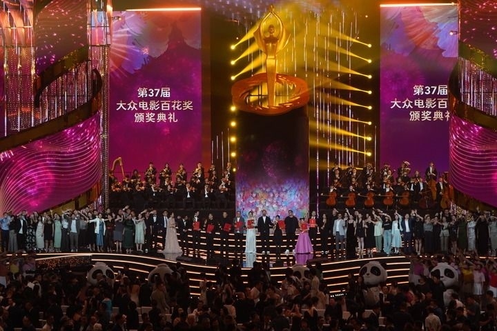 2024年8月4日，在四川成都，第37屆大眾電影百花獎獲獎者和大眾評審在舞臺上合影。新華社記者 唐文豪 攝