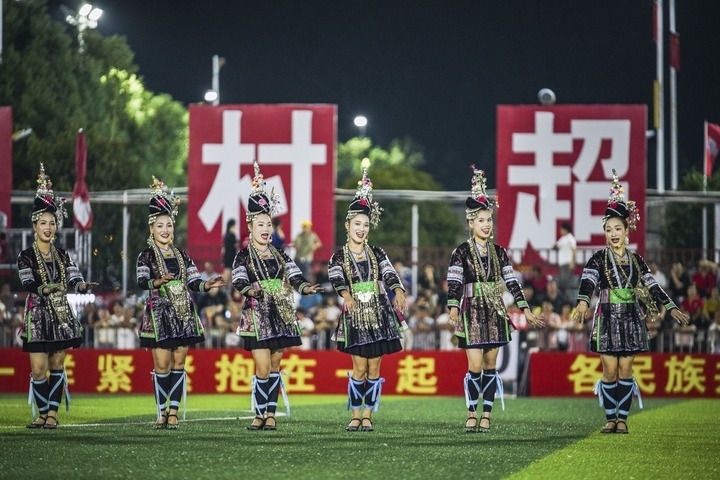 2024年9月28日，榕江縣侗族大歌隊的演員們在“村超”足球場上表演。當日，“發(fā)現(xiàn)中國之美·相約貴州村超”國際友誼賽在貴州省黔東南苗族侗族自治州榕江縣的“村超”足球場舉行。新華社記者 陶亮 攝