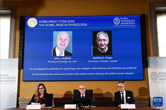 10月8日，在瑞典斯德哥爾摩舉行的2024年諾貝爾物理學(xué)獎公布現(xiàn)場，屏幕顯示獎項得主美國普林斯頓大學(xué)的約翰·霍普菲爾德和加拿大多倫多大學(xué)的杰弗里·欣頓。新華社記者 彭子洋 攝