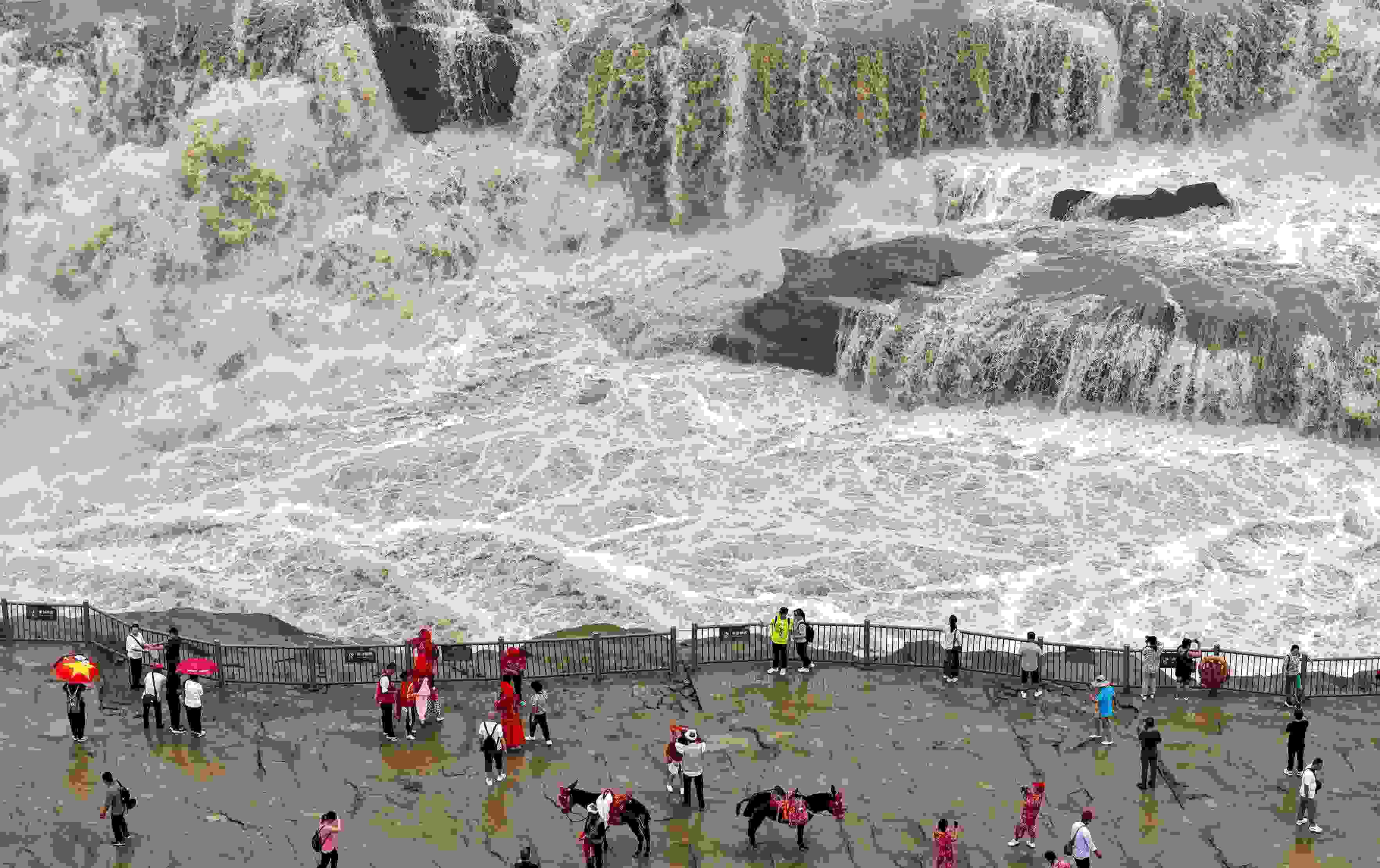 △2024年9月，游客在黃河壺口瀑布景區(qū)游覽。